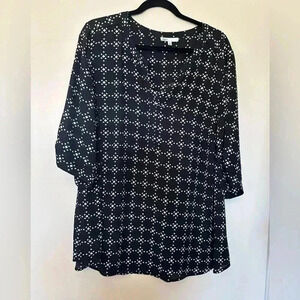 DR2 V-Neck Top in Black with White Print